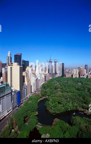 En vue d'immeubles de grande hauteur et Central Park sous ciel bleu, Manhattan, New York, USA, Amérique Latine Banque D'Images