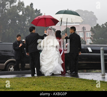 Photo de mariage d'un couple Américain asiatique sur rainy day à San Francisco Banque D'Images