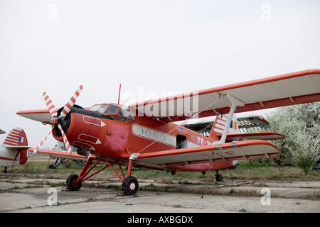 Avion biplan atterrit sur une voie latérale Banque D'Images