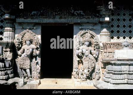 Halebid (Inde) Hoysalesvara temple porte est. Karnataka Banque D'Images