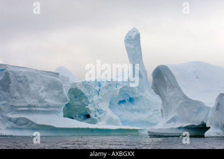 L'antarctique Péninsule Antarctique Lemaire Channel icebergs près de Pleneau Island Banque D'Images