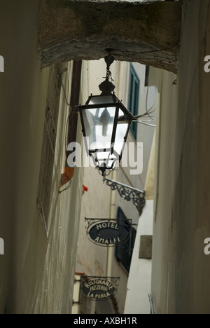 Lumière de rue à l'ancienne se bloque à partir d'un support en arc surmonté dans ruelle Via Salita Truglio-ville d'Amalfi, en Campanie, Italie Banque D'Images