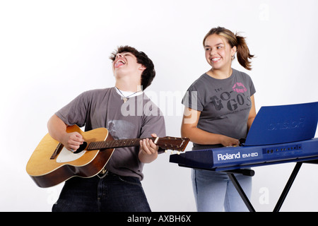 Stock photo de deux adolescents jouant de la musique Banque D'Images