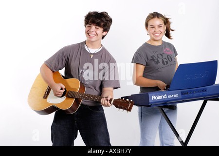 Stock photo de deux adolescents jouant de la musique Banque D'Images