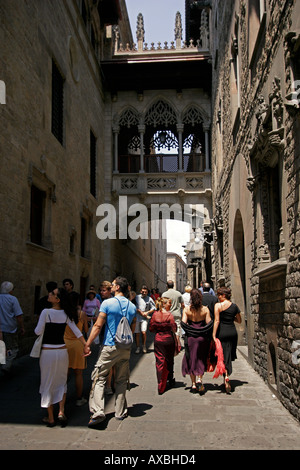 Espagne Barcelone centre-ville près de l'ancienne cathédrale Barri Gotic Carrer Bisbe Iruta touristes Banque D'Images