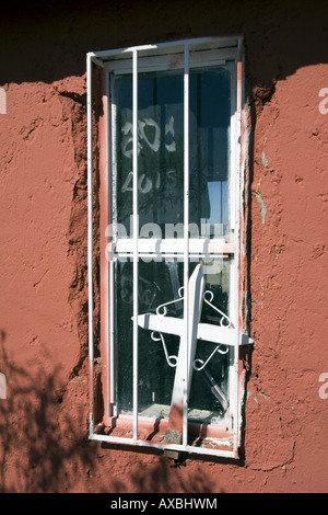 Ojinaga Mexique Croix dans une fenêtre d'une chapelle votive près de Ojinaga dans l'État de Chihuahua Banque D'Images