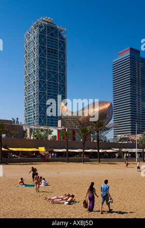 ESP Espagne Barcelona beach Platja de la Barceloneta Hôtels Arts skulpture par Frank Gehry Promenade Passeig Maritim Banque D'Images