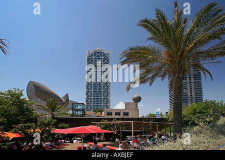 ESP Espagne Barcelona beach Platja de la Barceloneta Hôtels Arts skulpture par Frank Gehry Promenade Passeig Maritim beach cafe res Banque D'Images