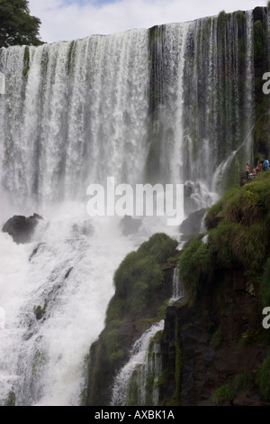 Iguacu falls déménagement (personnes et promenade dans shot) Banque D'Images
