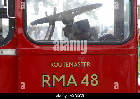 Cabine conducteur volant rouge fenêtre london bus routemaster country show de lambeth london brixton Banque D'Images