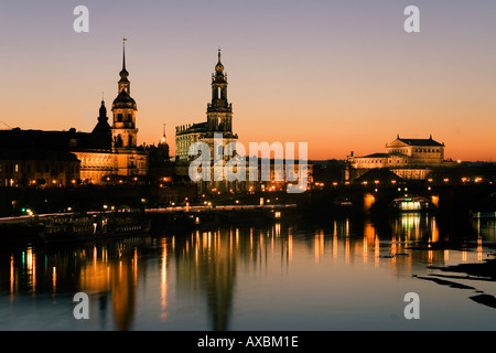 Vue panoramique sur Dresde Elbe au coucher du soleil, l'église Hofkirche cour opéra Semper coucher du soleil Banque D'Images