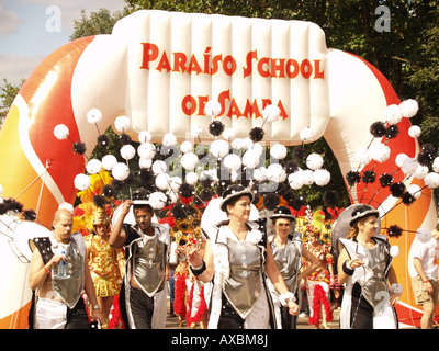 L'école de samba brésilienne danseurs de flottement le carnaval de Notting Hill ballons Banque D'Images