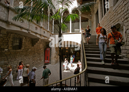 Espagne Barcelone Ribera Musée Picasso touristes escalier Patio Banque D'Images