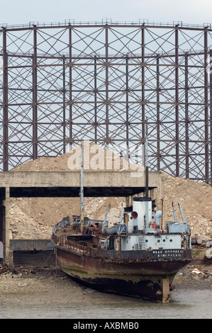 Bateau rouillé sur les rives de la Tamise Banque D'Images