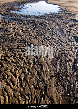 Un étang d'eau laissées par la marée sur un brin Sandymount Dublin Ireland Banque D'Images