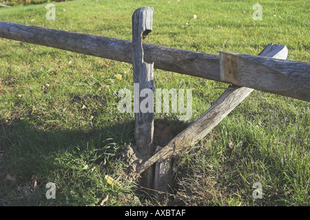 Image horizontale de split clôture, cassées en pays avec pelouse Banque D'Images