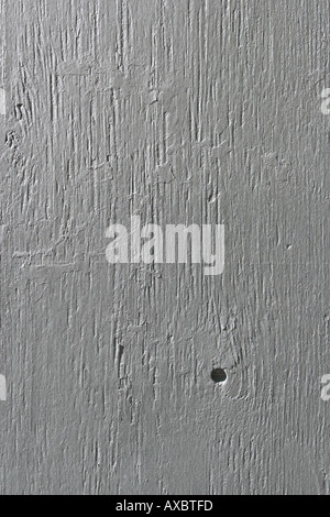 Vertical image de trou dans un mur en bois peint gris Banque D'Images