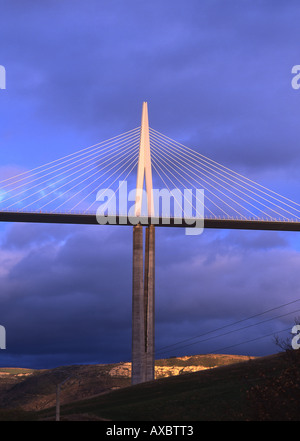 Viaduc de Millau Storm light Aveyron Massif Central France Banque D'Images