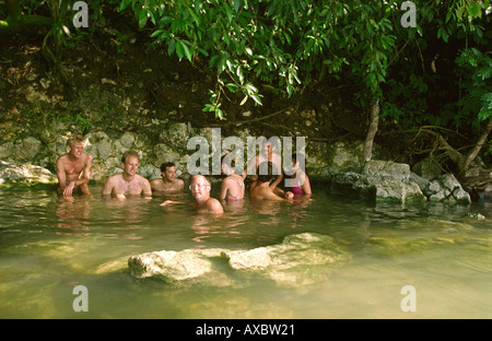 Guatemala Rio Dulce voyageurs dans les hot springs Banque D'Images