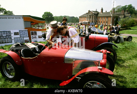 Cheshire Adlington Hall morris dancers looking at vintage sports car Banque D'Images