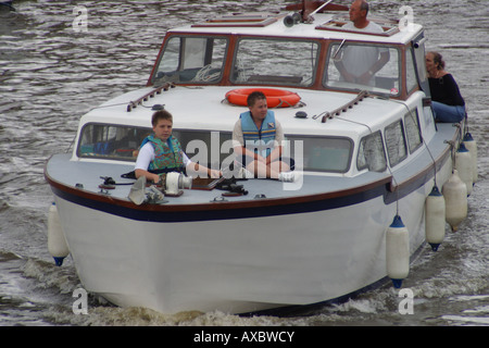 Sur les enfants de bow cabin cruiser gilets-rivière Medway maidstone Kent England Banque D'Images