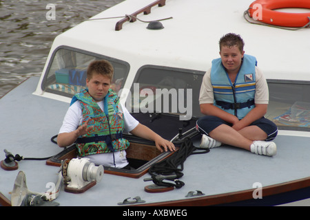 Sur les enfants de bow cabin cruiser gilets-rivière Medway maidstone Kent England Banque D'Images