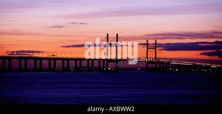 Deuxième Severn Crossing au coucher du soleil / nuit Monmouthshire au Pays de Galles UK Banque D'Images