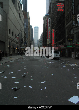 Dirty Street près de Time Square peu après la parade de Thanksgiving, USA, Manhattan, New York Banque D'Images