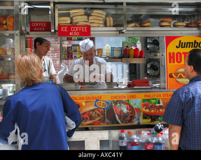 Stand Hot-Dog de vendre des hot-dogs, doner, gyros et café, USA, Manhattan, New York Banque D'Images