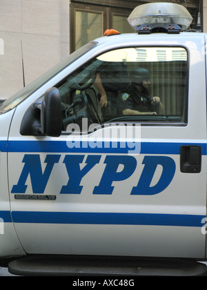 Voiture de police avec l'écriture de NYPD, USA, Manhattan, New York Banque D'Images