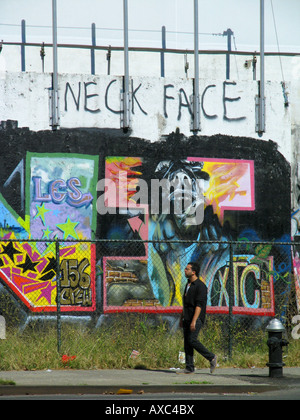 Zone piétonne en face de mur avec des graffitis colorés entre NOHO et East Village, Etats-Unis, Manhattan, New York Banque D'Images