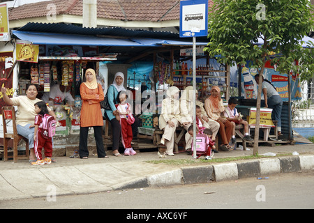 Les gens à l'arrêt de bus Cilegon West Java Indonésie Banque D'Images