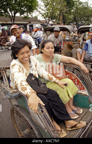 Les passagers de taxi vélo, Demak, Indonésie Banque D'Images