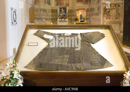 Habitude de Saint François d'assise sur l'affichage dans l'église de San Francesco assisi ombrie italie Banque D'Images