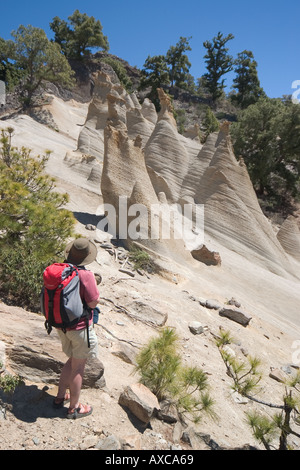 Femme dans le paysage lunaire walker Tenerife Espagne Banque D'Images