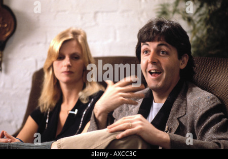 Paul et Linda McCartney assis dans leur ferme de Sussex au cours de l'entrevue pour 'Good Morning America' 27 novembre 1980, P.0014 Banque D'Images