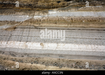 Couches de cendres volcaniques exposée dans une coupe la route avec le défaut en haut à gauche Banque D'Images