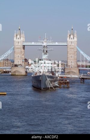 Bassin de Londres HMS Belfast musée flottant avec le Tower Bridge au-delà Banque D'Images