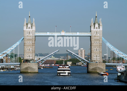 Bassin de Londres seigneur des Highlands river cruise ship vers soulevé le Tower Bridge avec de plus petits bateaux tour Banque D'Images