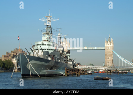 Bassin de Londres et tamise le HMS Belfast musée flottant avec le Tower Bridge au-delà Banque D'Images