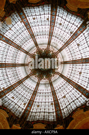 Vitraux au plafond des Galeries Lafayette Paris France Banque D'Images