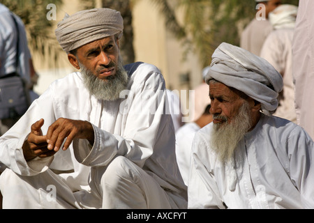 Les hommes omanais discutent dans la ville de Nizwa en Oman. Banque D'Images