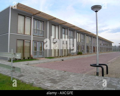 Rangée de maisons mitoyennes identiques dans l'architecture moderne Almere Pays-Bas Banque D'Images