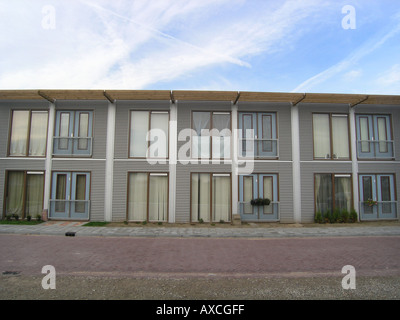 Rangée de maisons mitoyennes identiques dans l'architecture moderne Almere Pays-Bas Banque D'Images