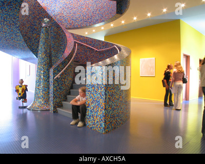 Intérieur de Groninger Museum avec les étudiants et les visiteurs groningen Pays-Bas Banque D'Images