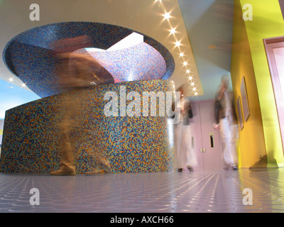 Intérieur de Groninger Museum avec les élèves floue passant groningen Pays-Bas Banque D'Images