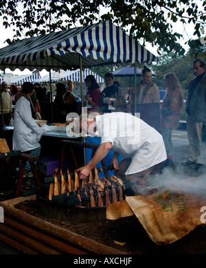 Exposant contrôle Arbroath Smokies au Farmer's Market, Edinburgh, Scotland UK Europe Banque D'Images