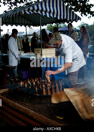 Exposant tournant Arbroath Smokies au Farmer's Market, Edinburgh, Scotland UK Europe Banque D'Images