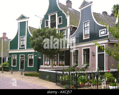 Maisons en bois caractéristiques de l'homme d'affaires néerlandais de Zaanse Schans Banque D'Images