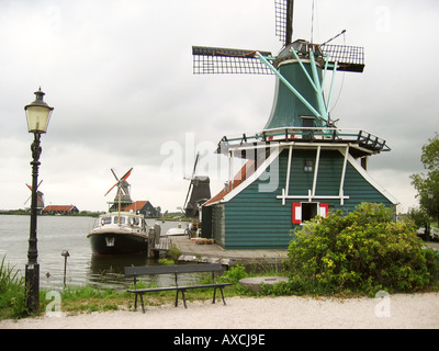 Tableau idyllique de moulin à vent en bois au bord de Zaanse Schans Pays-Bas Banque D'Images